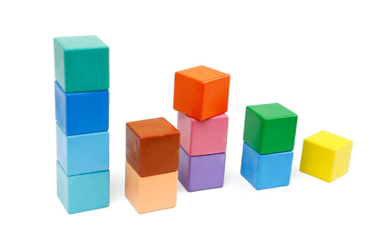 crayones en forma de cubo